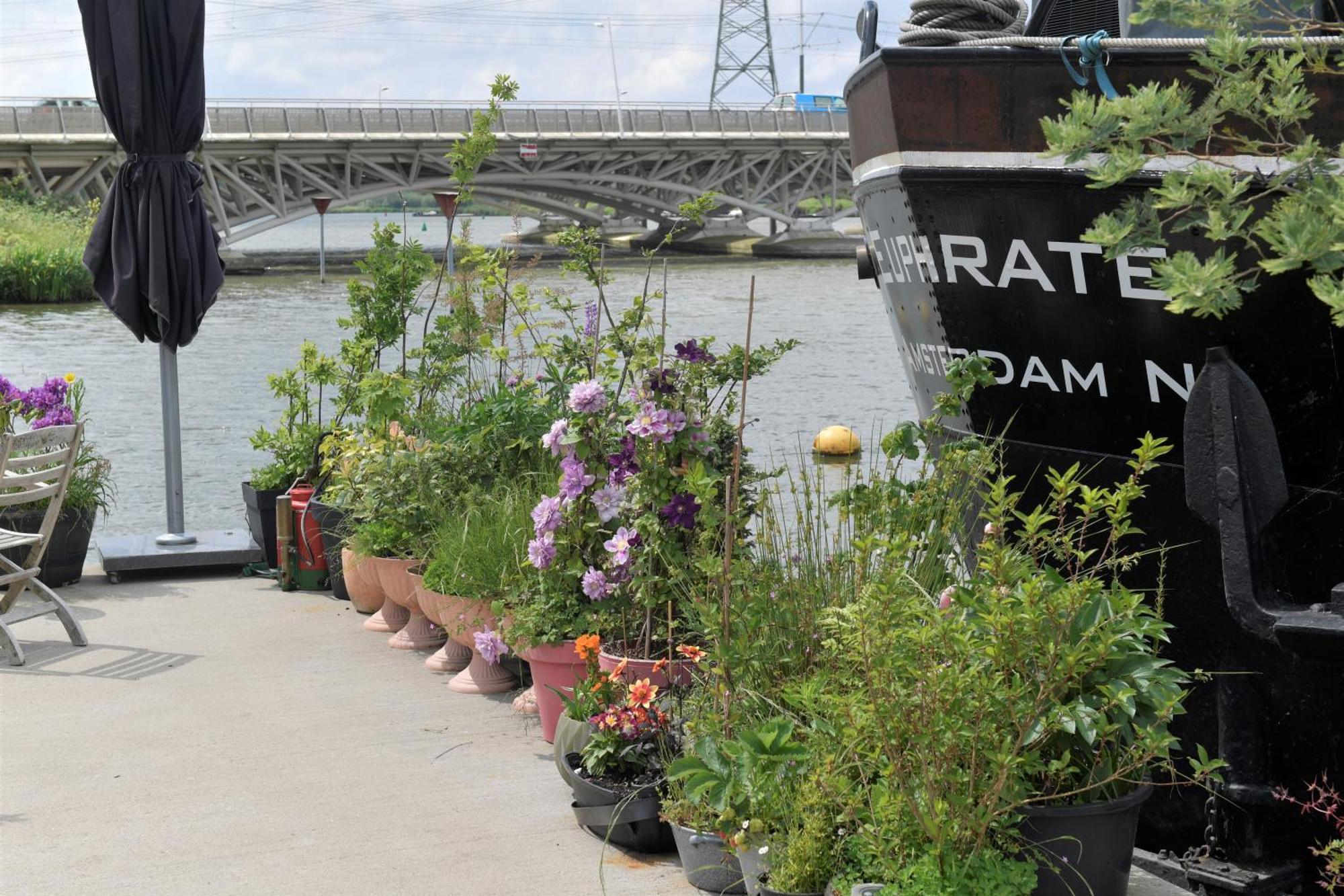 Euphrate Houseboat Hotel Amsterdam Bagian luar foto