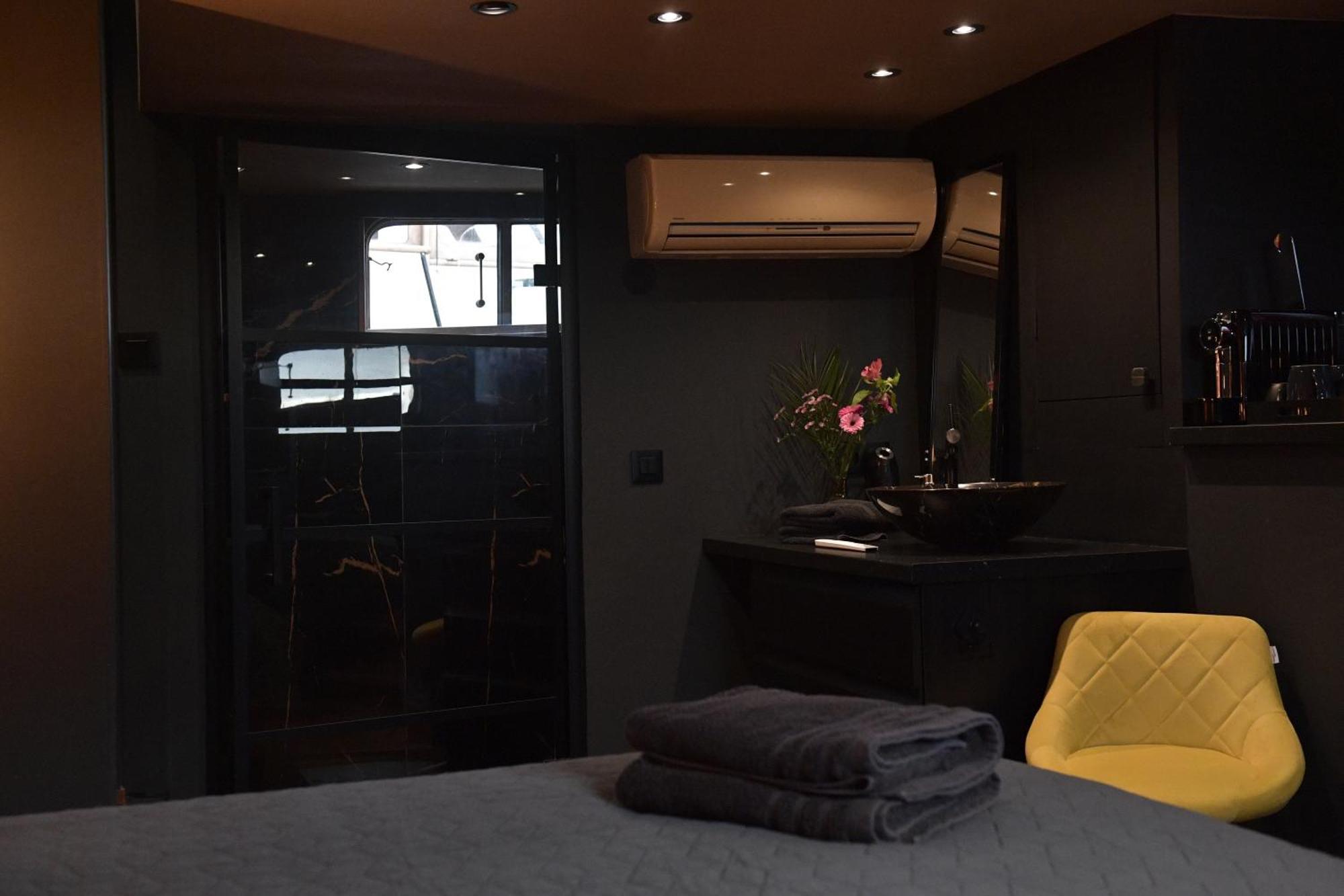 Euphrate Houseboat Hotel Amsterdam Bagian luar foto